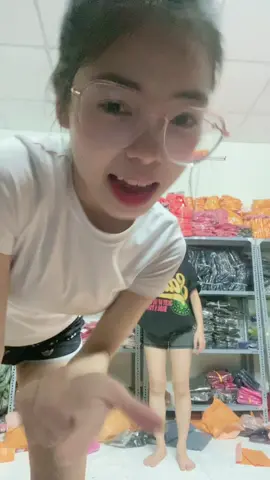 @không tiền thì né em ra ☺️ @Đi Tập Mặc Chi Cho Sọi😋 chị em mình cứ thế thui hẹ hẹ 