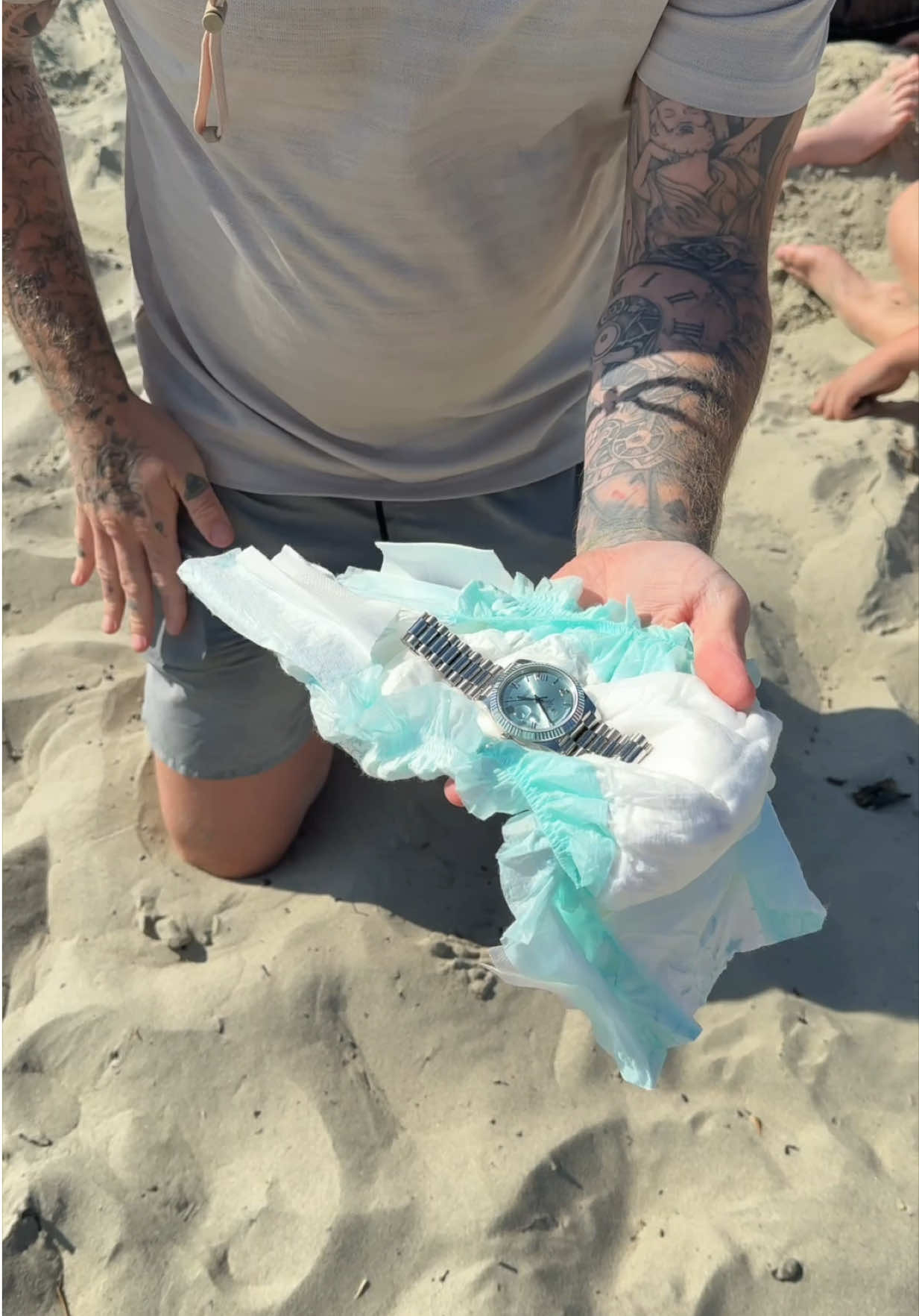 The best way to keep your valuables safe at the beach 