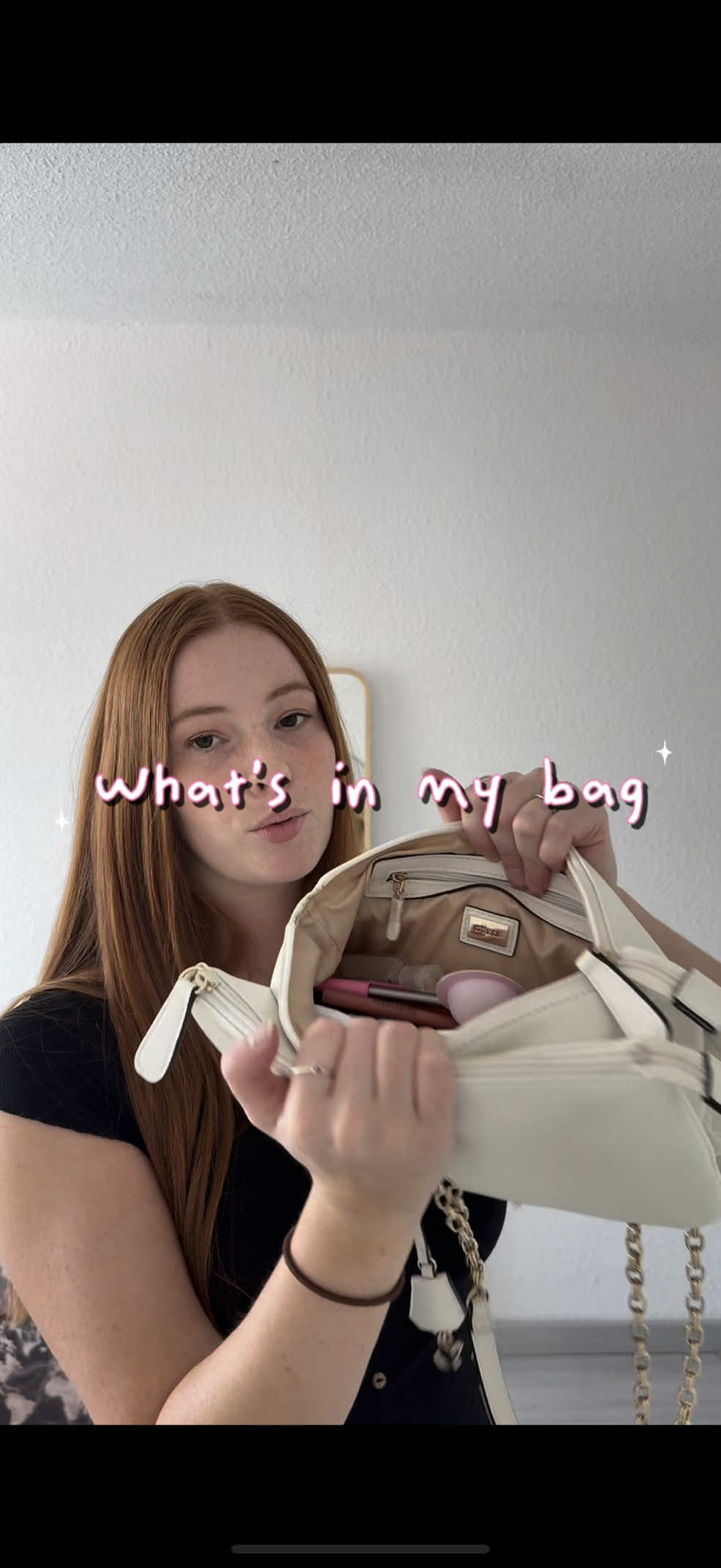 What’s in my bag 👜 #whatsinmybag #imjustgirl #sac #guess #tipsforgirls #hygieneproduct #essentials #cleangirl #hygienetips #aestetic 