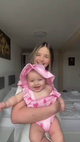 Amo muñequear con mi chiquita🩷🎀🥹🪿🌸 #girlmom #mamaprimeriza #mama 