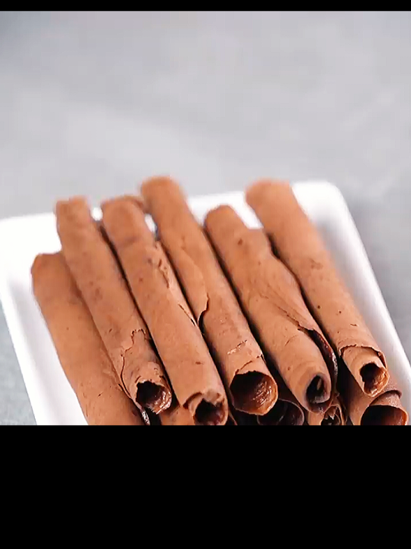 chocolate wafers roll recipe eggless without oven  INGREDIENTS & PROCESS: ¾ CUP FLOUR  3 TBSP COCOA POWDER  ½ CUP POWDER SUGAR  ½ TSP BAKING POWDER  MIX WELL ½ CUP MILK 1 TSP VANILLA EXTRACT  MIX WELL POUR 1 TBSP BATTER ON FRY PAN SPREAD  COOK FOR 30 SEC. IN LOW HEAT FLIP & COOK FOR 10-15 SEC. ROLL THE CREPES USING A STRAW BRUSH OIL ON A MOULD  REMOVE THE STRAW & PLACE THE ROLL COOK FOR 5 MIN. IN LOW HEAT FLIP & COVER AGAIN COOK FOR 5 MIN.  POUR SOME CHOCOLATE SPREAD INSIDE   . . #foryoupage #fyp #trending #chocolatewafers#quickrecipes#viral #tiktokfood