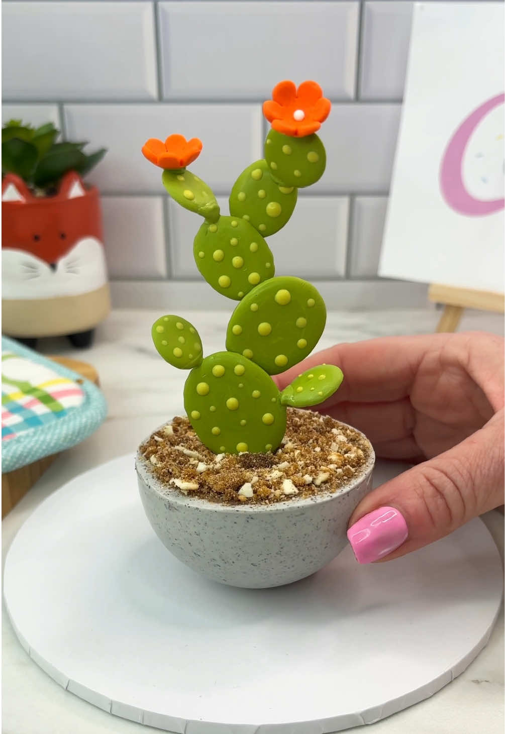 Im a SUCCA for you 🌵🧡 Yes 🙌🏻 you can eat the lot.. including the pot 🪴🧡 🌵 I made the pot with pale grey candy melts/ melting chocolate and crushed up Oreos.  🧡 I filled the chocolate pot with vanilla cake and chocolate buttercream. I added biscuit crumbs on top.  🌵 To make the cactus, I used green candy melts/ melting chocolate and a pocky stick.  #cupcake #cupcakedecorating #cakeart #cakedbyrach #cactus #buttercream #succulents #cakedecorating 