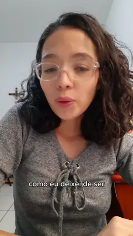 Eu só queria ensinar bem os meus filhos. Mas acabei descobrindo que tinha aprendido tudo errado. Não foi por revolta. Foi por amor à verdade. Comecei a estudar a fundo a história da Igreja… e o que encontrei me desmontou por dentro. A cada página, uma certeza: eu precisava mudar. Mesmo com medo. Mesmo sozinha. No meio disso tudo, só uma coisa me dava paz: eu estava fazendo isso pelos meus filhos. E foi aí que São José entrou em ação… ▶️ Assiste o vídeo completo. Curte e comenta se quer a parte 3. #homeschoolingcatólico #conversão #educaçãofamiliar #exadventista #igrejacatolica #mãecatólica #educarcomfé