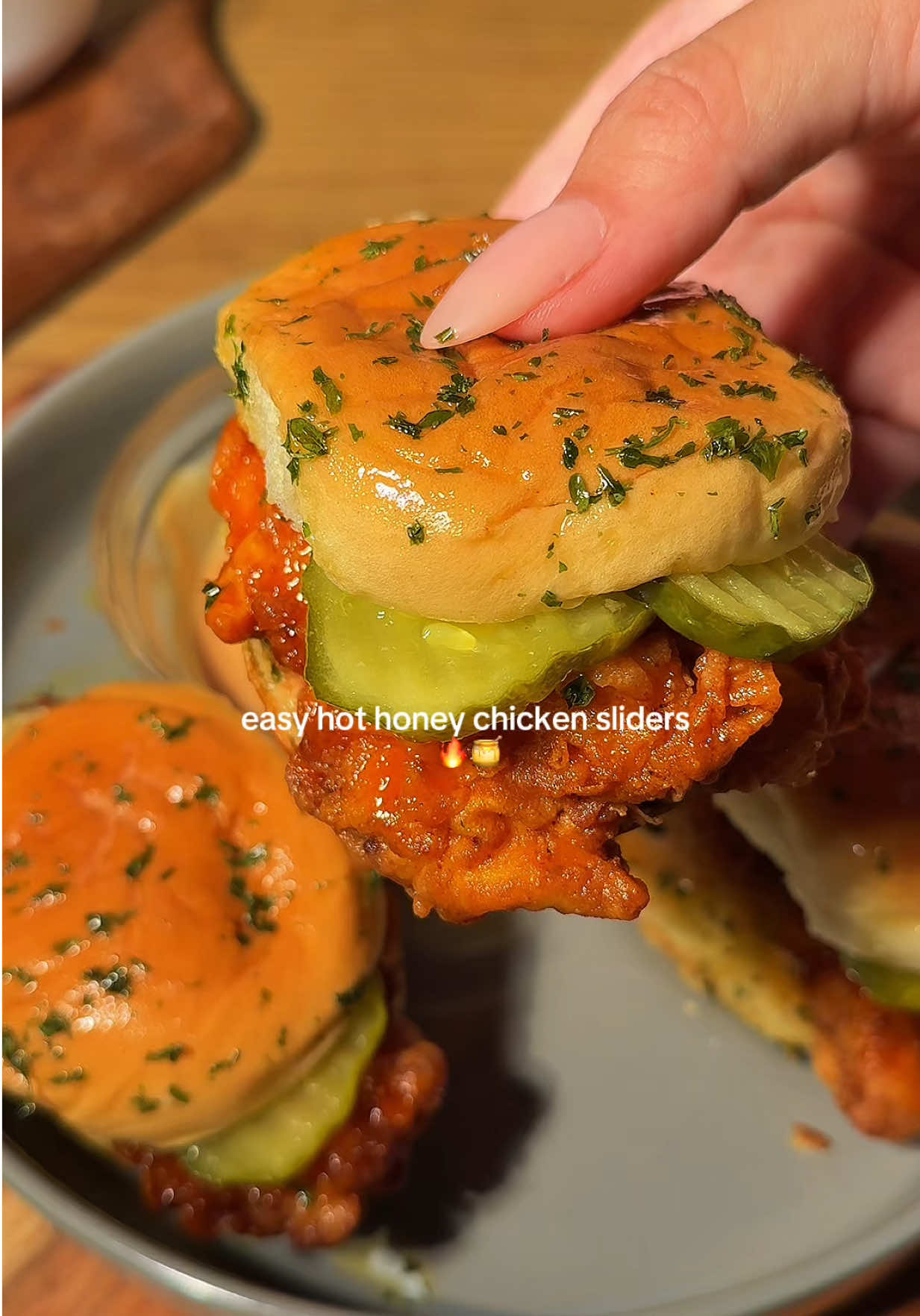 This recipe will ruin fast food for you 😮‍💨 the best hot honey chicken sliders 🍔 #chickensliders #foodtiktok #DinnerIdeas #Recipe #hothoney #EasyRecipe 
