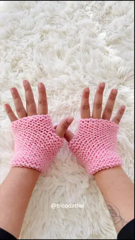 Quero saber quem já tricotou as suas luvas quentinhas pra usar nesse friozinho?  Passo a passo disponível aqui no meu perfil 🥰 Boa tarde amores 🌸✨ @Tricô da Thai  #trico #tricotar #tricot #knit #knitting #tejido 