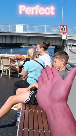 Une petite balade en péniche et ça passe facilement.#CapCut #humour #crazy #funnytiktok #viral_video #drole 