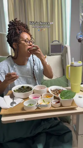 3 meals a day + snacks. i still be thinking about how good this food was! have you ever tried korean seaweed soup (i like to add hot sauce to mine for a little razzle dazzle ☺️) #lifeinkorea #koreanfood #food #pregnancy #postpartum 