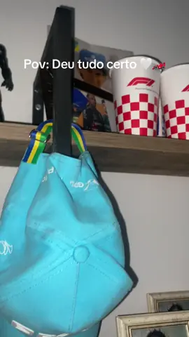 Pov: Você só tinha ido ao shopping e perguntou o que eles faziam com os cartazes quando os filmes saíam do cinema 🤷🏻‍♀️🏎️ Esclarecimento importante: Pessoal, estou ciente de tudo que envolve o Brad Pitt, inclusive não concordo nem passo pano para nada do que ele fez ou representa nesse contexto. Como vocês já perceberam, esse perfil é de alguém que ama automobilismo. Esperei muito por esse filme, então gostaria de deixar claro: meu foco é única e exclusivamente o FILME. Não estou idolatrando o Brad Pitt, tampouco apoiando ou minimizando questões sérias. O que me atrai aqui é o tema — meu esporte favorito — e o quanto esse filme representa para mim nesse sentido. Antes que haja interpretações equivocadas: não estou defendendo ele, não gosto dele como pessoa pública, e não estou fechando os olhos para assuntos importantes. Apenas gosto muito do esporte e do filme, e por isso, esse cartaz vai ficar temporariamente no meu quarto. Esse é o único motivo. #F1 #formula1 #formulaone #f1themovie #formulaonetiktok 