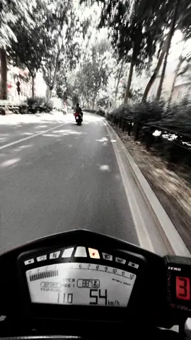 Le regole non scritte della città – Episodio 4 Il rosso non è un consiglio 🚦Corsia preferenziale, fila tranquilla. Mi superano un po’ di moto… poi arriva l’eroe del giorno: non frena, tira dritto col rosso pieno come se fosse l’ultima curva di Valentino. Ma se in quel momento partiva la macchina col verde? 🎯 Game over. Letteralmente. La fretta in città non ti fa arrivare prima. A volte ti fa non arrivare proprio. ⸻ #ScuolaGuidaUrbana #LeRegoleNonScritte #RossoSignificaRosso #CorsiaPreferenziale #CityRiderTips #DueRuoteUnCervello #MotoMilano #DJIMicAttivo #GuidaResponsabile #StopMeansStop