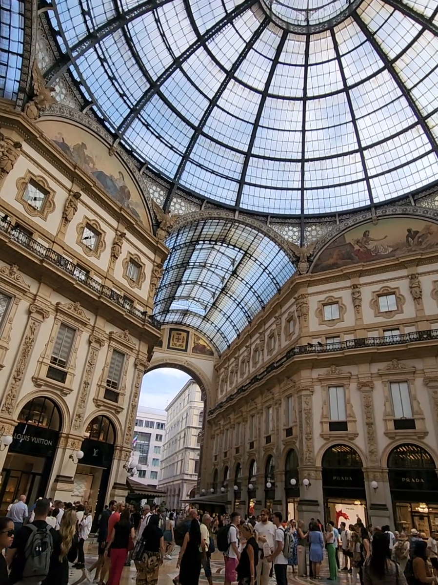 Galleria Vittorio Emanuele II -  the most crowded place in Milan #milanitaly #milano #italy  #galleriavittorioemanuele  #milanocity #milan #italia  #миланиталия #милан  #италия #ломбардия 