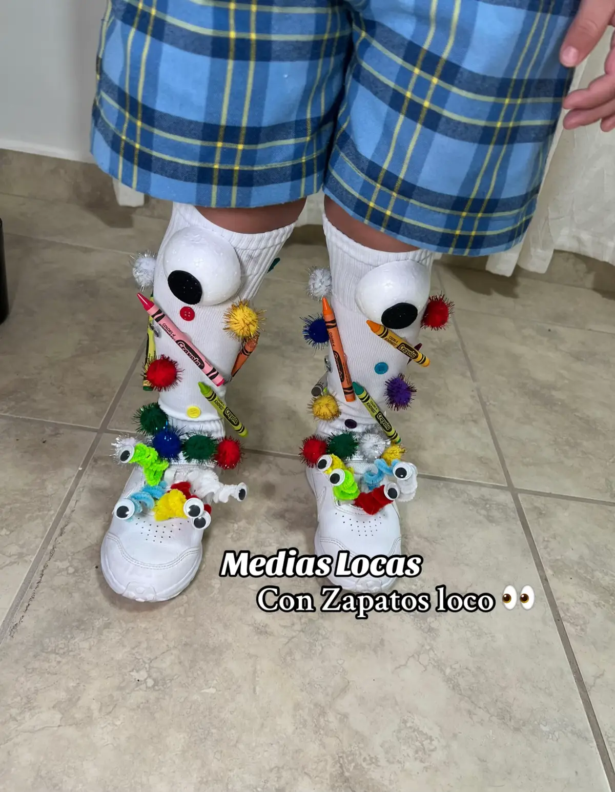 Medias Locas Educativas 👀🖍️🎨 Claro que sí 🥴😂 #mediaslocas #calcetines #calcetas #calcetasdivertidas #manualidades 