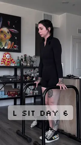 Another fail in the bank🫵🏻🙂‍↕️😃 Remind me to not do a L sit AFTER any upper body day at the gym. Arigato.👋 #LSitJourney #AnimeStrengthArc #TrainingLikeAnMC #TattooedWeeb #StrongCoreSaga #AnimeFitness #PowerUpRoutine             