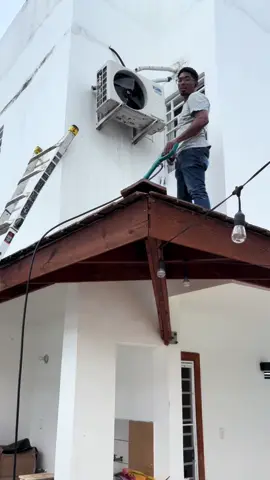 Mantenimiento preventivo a condensador en altura y lugar de riesgo #berastechniaires #viral #fyp #aireacondicionado #mantenimientodeaires #Tecnología #reparacióndeaire #popularvideo #tipsderefrigeración #aprendeconmigo 