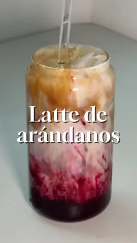 Nro. 30 Latte de Arándanos ✨🫐 #publicidad  Para que salga bien cremosita estoy usando la nueva Laive Vio Almendra Cremosita, muy buena! Ingredientes de la salsa de arándanos: •⁠  ⁠200gr de arandanos •⁠  ⁠⁠200ml de agua •⁠  ⁠⁠50gr de miel #LaiveVio #BuenazayBuena