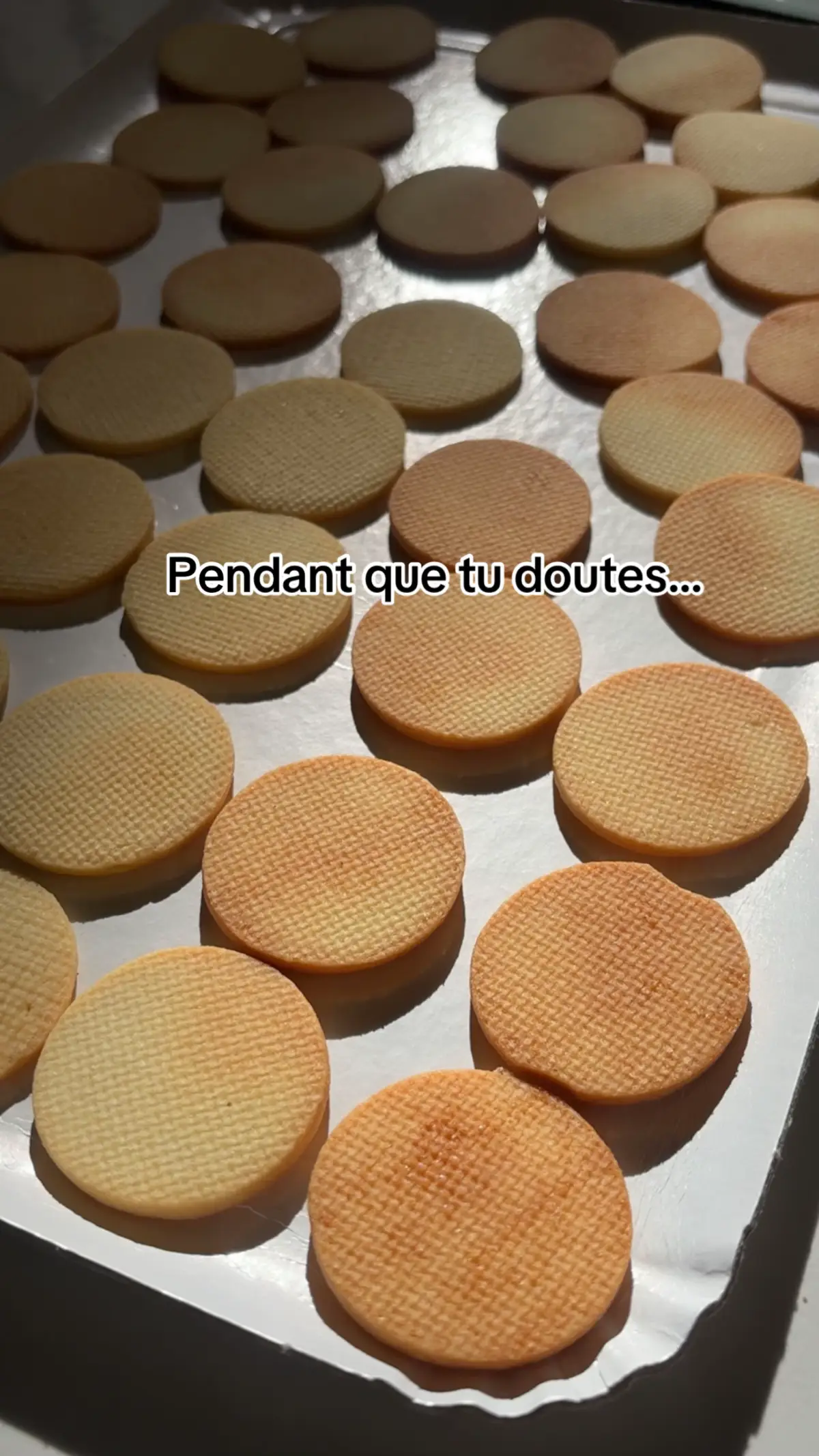 Aujourd’hui je choisis mes clientes. Je facture mes prestations au juste prix. Je vis de mon talent. Parce que j’ai OSÉ me former sérieusement. Le guide pour débuter PROPREMENT est en bio. Tu ne vends pas juste des gâteaux.  Tu construis un business. Go girl !  #GlowUp #motivation #culinaryschool #TraiteurÉvénementiel 