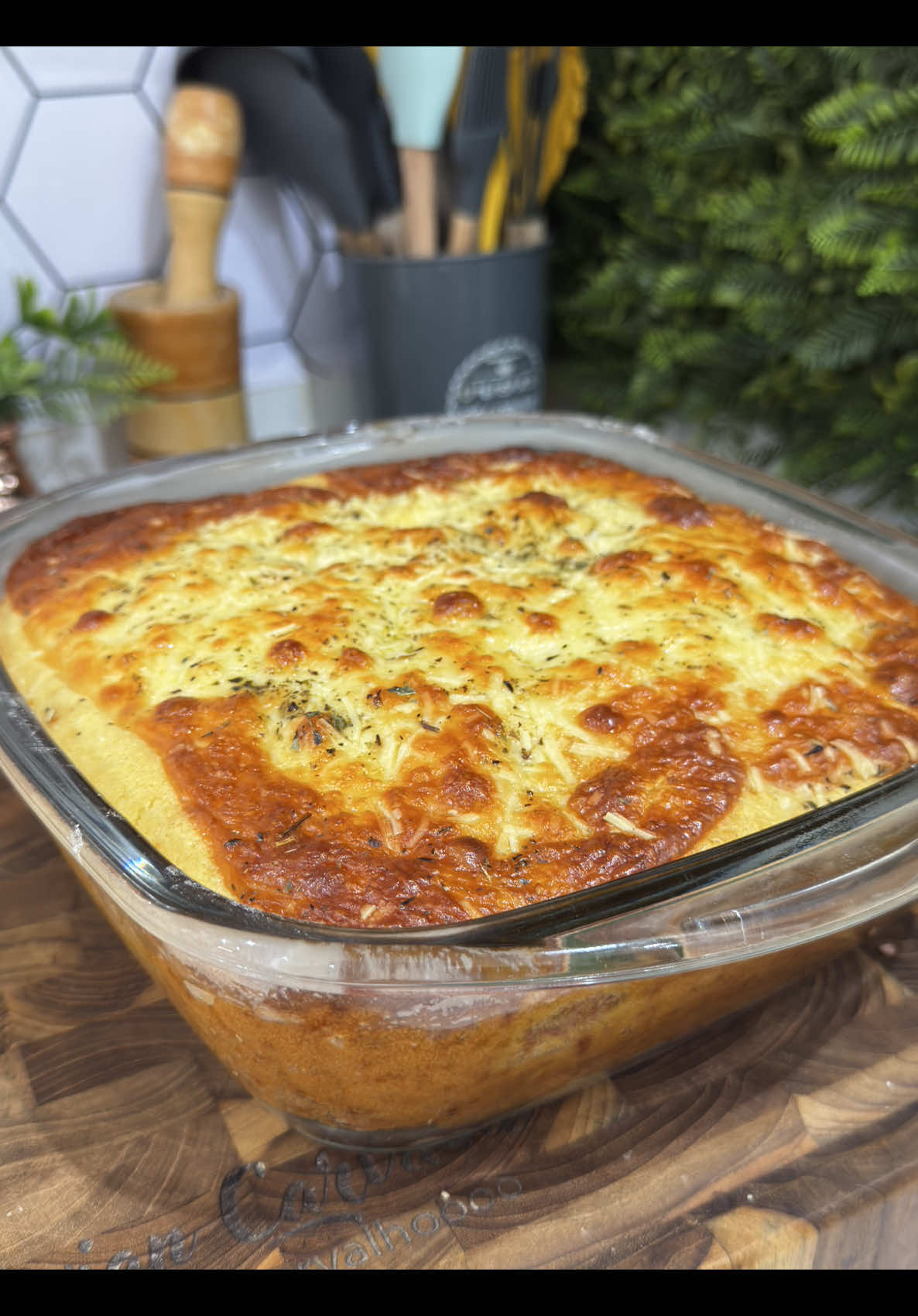 Torta salgada de calabresa com catupiry  . Ingredientes  Massa 4 ovos 4 colheres de margarina  2 xícaras de farinha de trigo  1 e 1/2 xícara de farinha de trigo 1 colher de fermento  Sal a gosto Recheio; 1 gomo de linguiça calabresa  1 cebola pequena 200g de catupiry  100g de queijo mussarela  Cebolinha a gosto Orégano a gosto  . . . #tortasalgada #tortadecalabresacomcatupiry #tortadecalabresa #receita #receitafacil 