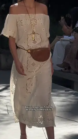 Você já imaginou tudo que acontece antes de um desfile de moda? O Igor, do time de Branding da @Maria Filó , mostra um pouco dos bastidores e de toda a preparação até o momento do desfile da coleção Verão 26. Vem conferir! @Igor Esperança  #mariafilo #moda #desfile #fashiontiktok #fashion #looks 