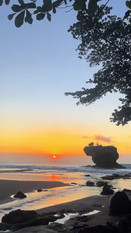 Sunrisenya cantik banget😍 #wisatapantaimadasari #madasari #madasaribeach #pantaimadasari #pangandaran #pangandaranbeach #batukaras #batukarasbeachpangandaran #foryou #fyp 