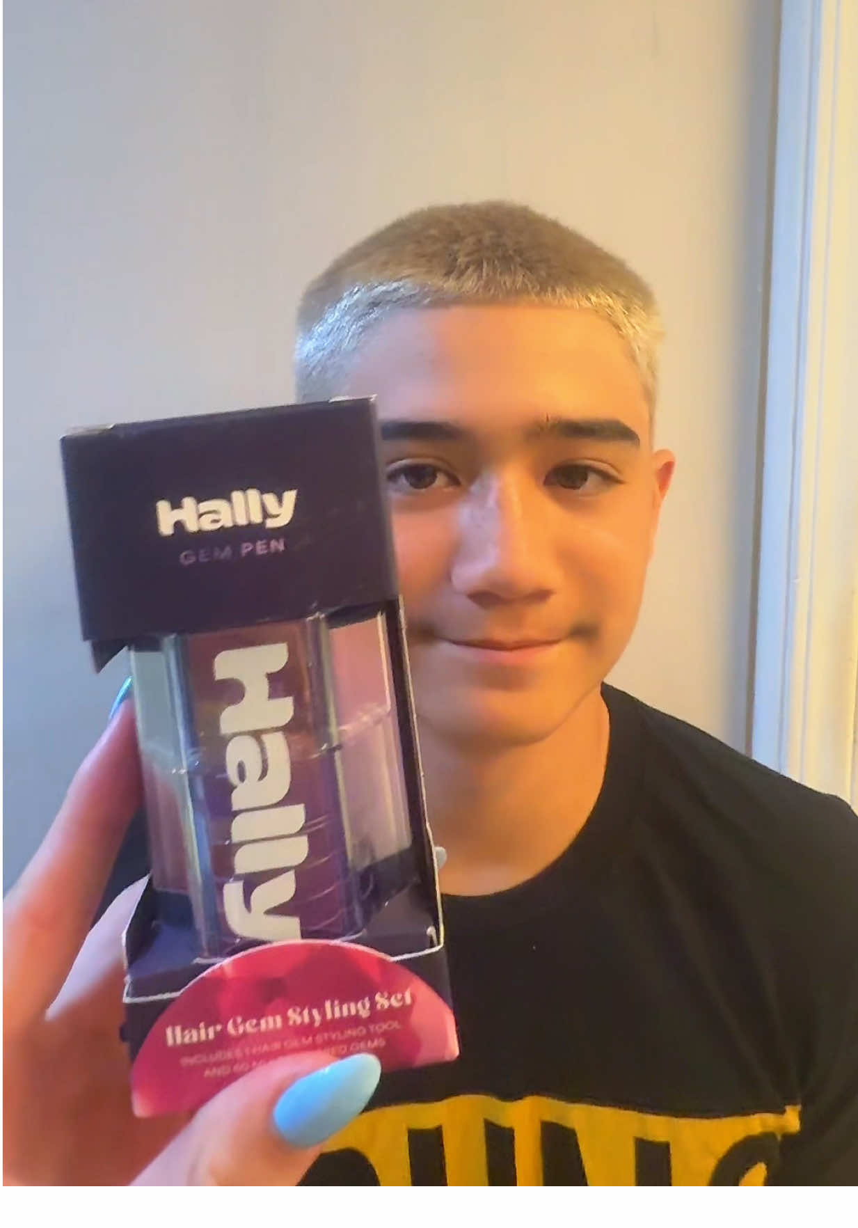 From buzz cut to bedazzled 💙✨ thanks to @Hally Hair #gem #glow #hairstyle #dealforyoudays @Itzkai 