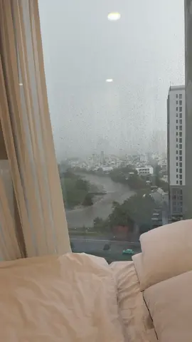 Nằm trên giường và suy nghĩ thật kĩ xem, một đời này có thể tin tưởng ai, lại có thể dựa vào ai. Một đường đi qua, hành trang đã mang đủ đắng cay ngọt bùi, học được cách im lặng, quen với việc tự chữa lành. Rồi đến một ngày , bạn nếm trải hết sự vô tình của thế gian này, áp lực tiền bạc, lòng người hiểm ác. Cuối cùng sẽ hiểu, hiên nhà của người khác có lớn đến đâu, điều không bằng chính mình có một chiếc ô