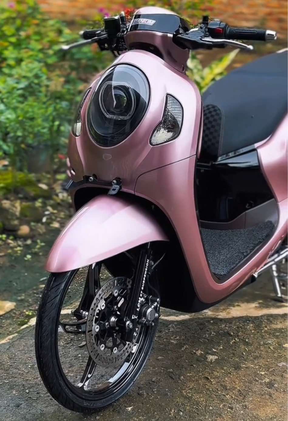 🗣️:pink apaan itu bg? 🫀:pink memeww🙏🏻🗿 #scoopymodifikasi #scoopy #pinkboys #r17style 