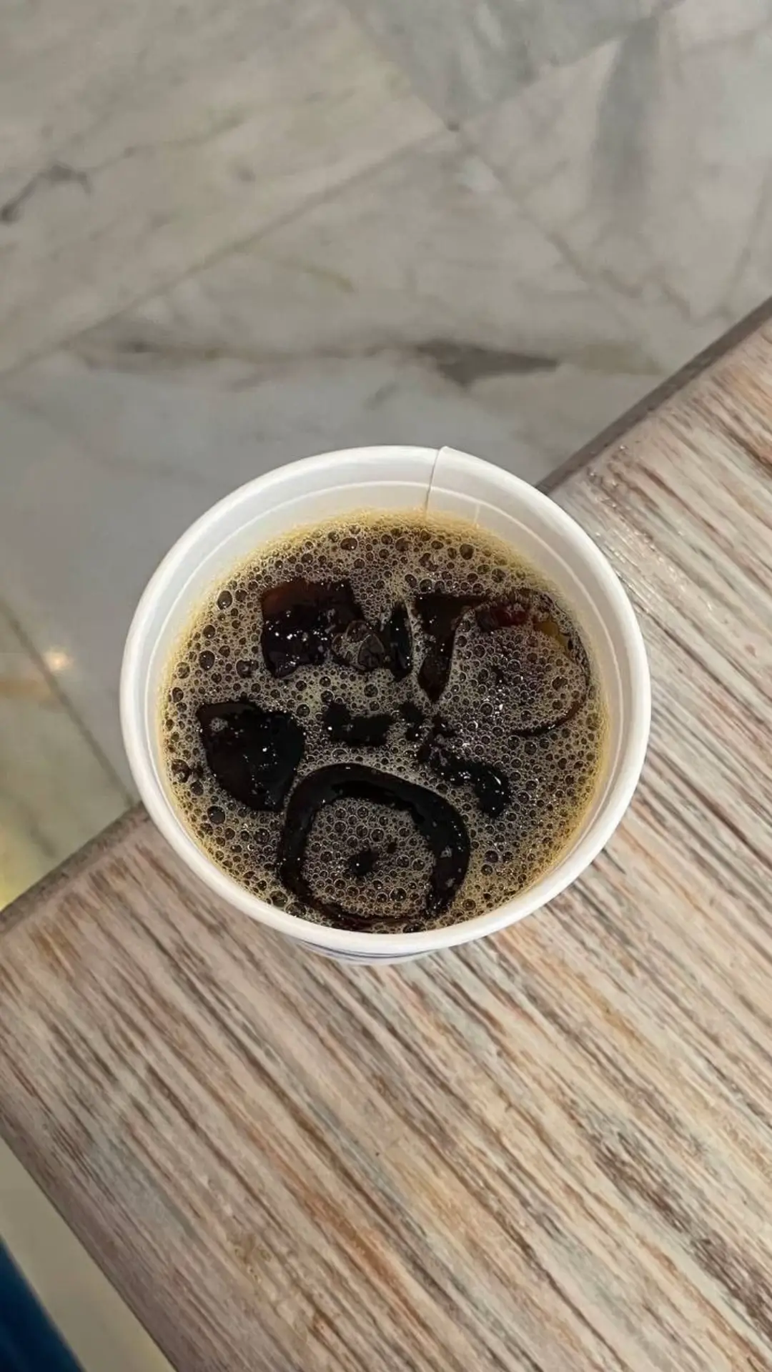 لو أقول إن البحر مثل الهوى ماهوب قدّي  ما قدرت أقول قلبي تاب وأعرض عن دروبه
َ ولو أتوب من الذنوب اللّي جنت الايام ضدّي  ما قدرت أتوب عن ذنبٍ يعن القلب صوبه
َ كيف أتوبك يا أجمل ذنوبي وأوقف عند حدّي  وأنت ذنب لا غفره اللّٰه ولا لي عنه توبه ؟