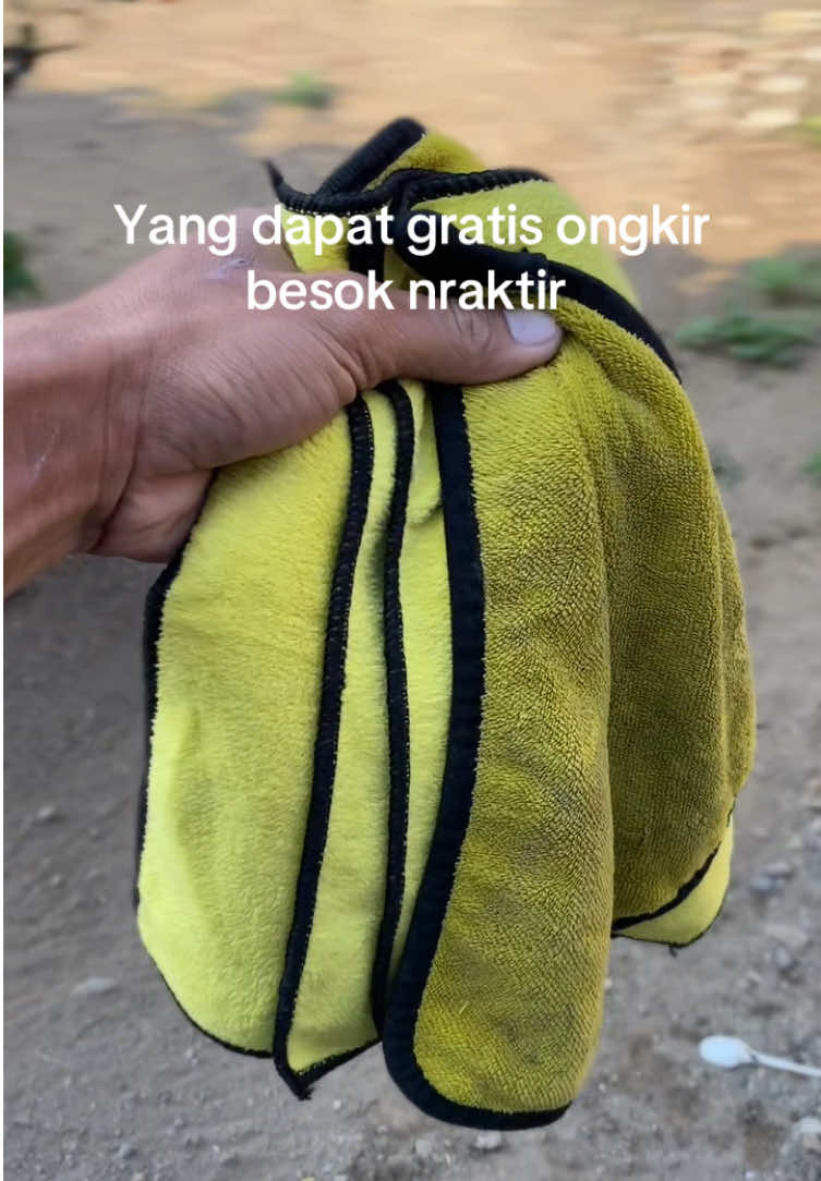 Dengan menggunakan lap microfiber ini anda dapat membersihkn permukaan dengan lebih mudah dan cepat tanpa kwatir menimbulkan goresan #lapmicrofiber #microfiber #kainlapmicrofiber 