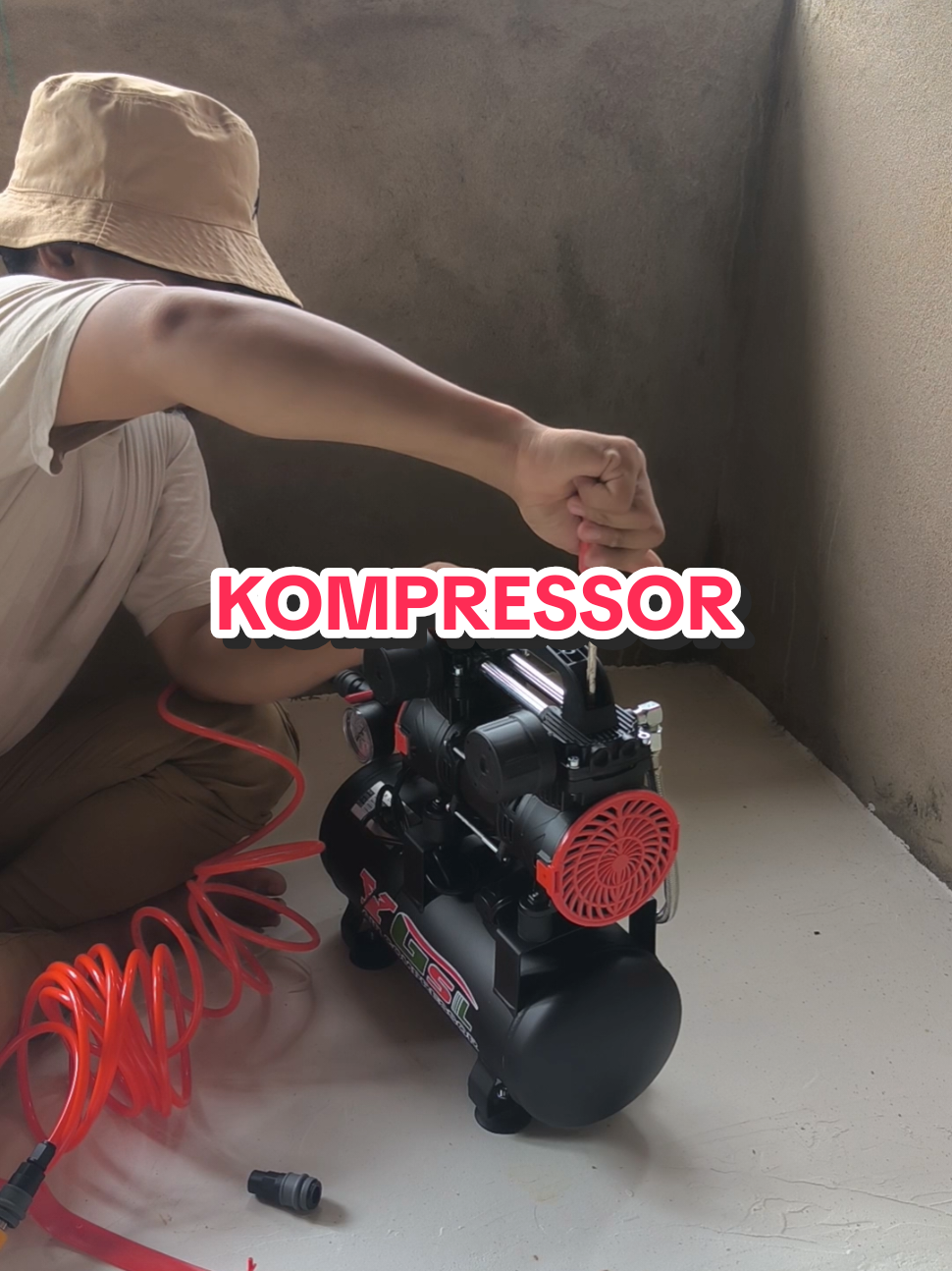 Compresor 1500 watt ini mempunyai isipadu 8 liter menjadikan ianye antara compresor terkecil..senang dibawa kemana2 berat sekitar 10 kilogram sahaja.dengan motor yang tidak menggunakan minyak..hampir tiada bunyi ketika berfungsi #pemampat #kompresorangin  #kompresormini #kompresormurah  #kompresorringan #kompresorviral 