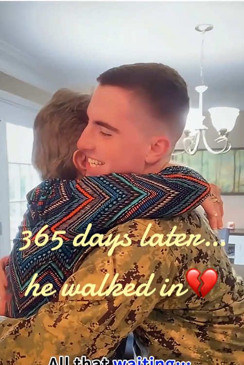 She waited over a year…and then this happened 😭🇺🇸#militarysurprise #soldiercominghome #tearsofjoy #familyreunion #hearttouching #welcomeback #usa 