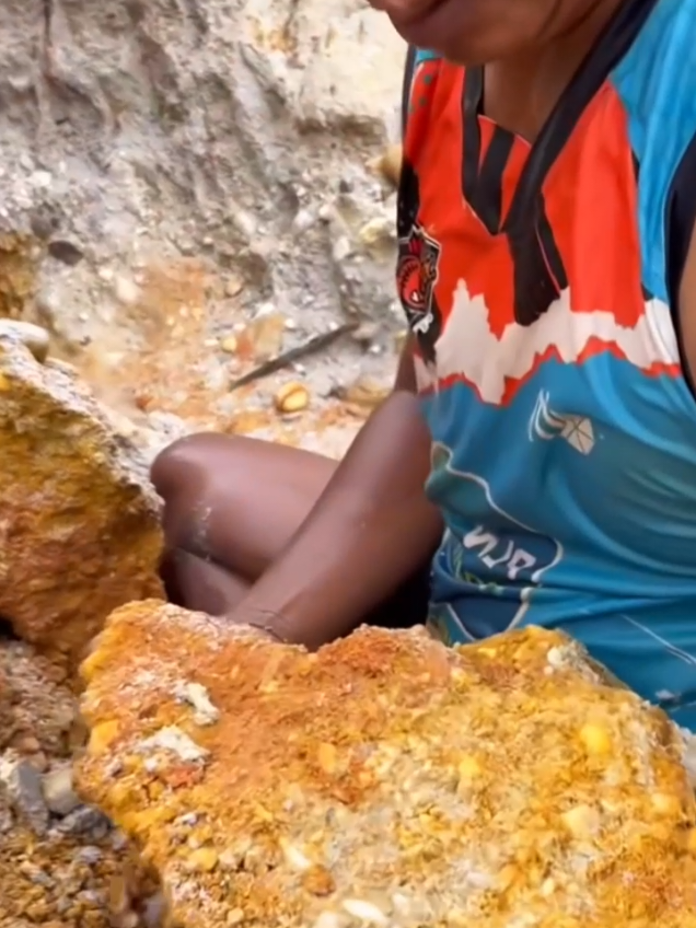 Looking for gold and panning for gold buried in river walls #viralvideo #golddiscovery #goldpanning #mininggold #goldhunter #foryou #foryoupage 