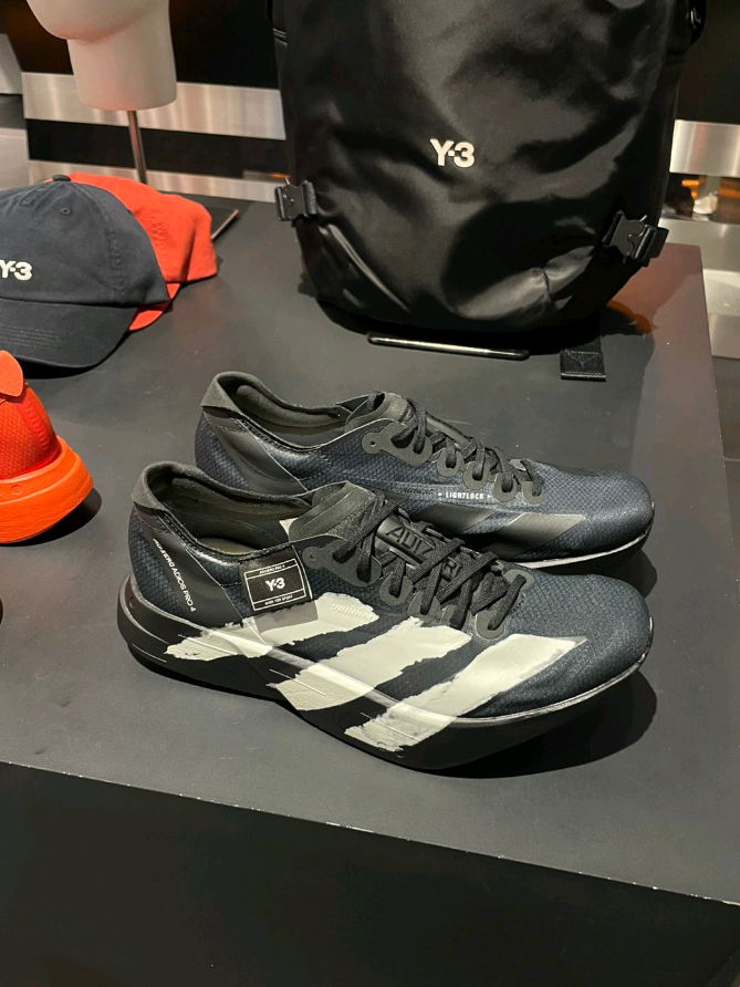 Y-3 adidas Adios Pro 4 Pre-order! 💥 Perpaduan teknologi lari adidas dan sentuhan avant-garde Yohji Yamamoto. Siluet sleek, sol Boost responsif, dengan detail hitam-putih khas Y-3. Ready to elevate your street style and performance? 📍chat/dm to order now – limited pairs only. #adidasy3 #adiospro4  #yohjiyamamoto #pelarikalcer 