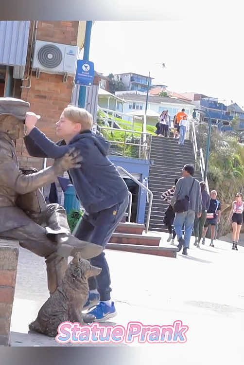Statue prank#fyp #foryoupage #funnyvideos #prank #tik_tok #statue #statueprank #hahahaha 
