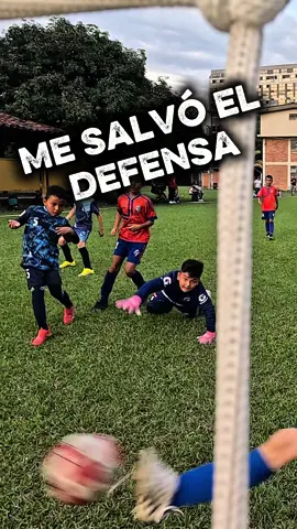 Me salva el Defensor ⚽️🔥🧤 . #porteros #arquerosfutbol #arqueros #atajadas #defender #defensor #viraltiktok 