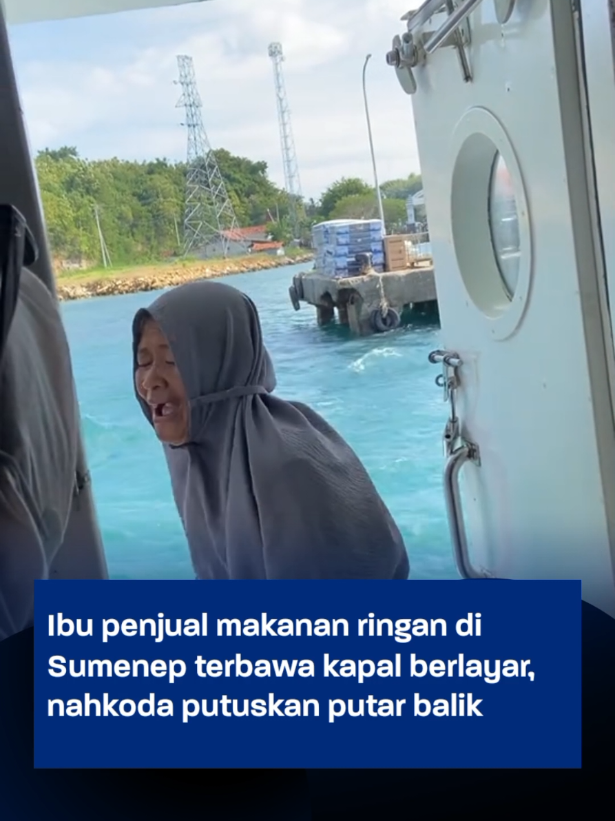 Seorang ibu pedagang makanan ringan terbawa kapal saat dirinya berjualan, untungnya kapal masih jarak kapal masih belum jauh dari dermaga yang akhirnya nahkoda memutuskan untuk putar balik. #TikTokNews 