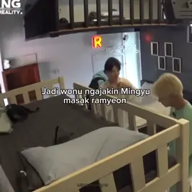pantes masak mandu gosong dan gatau kalau itu gosong karena emang selama ini dia dimanjahhhhh sama kang mas. #minwon #wonwoo #mingyu 