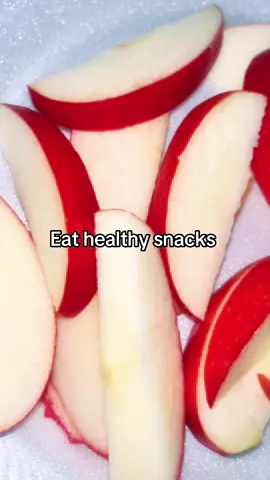 #appleslices #apples #redapples #healthysnack #healthysnacking #nightsnacks 