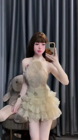“Chúc em trên bàn có hoa, trong chén có trà. Nửa đời sau gặp được người lương thiện kế bên. Chúc em sau này nắng có người đón, mưa có người đưa, tay trái có nhẫn, tay phải có tiền.”🕊️#quanaohottrend #myoutfit 