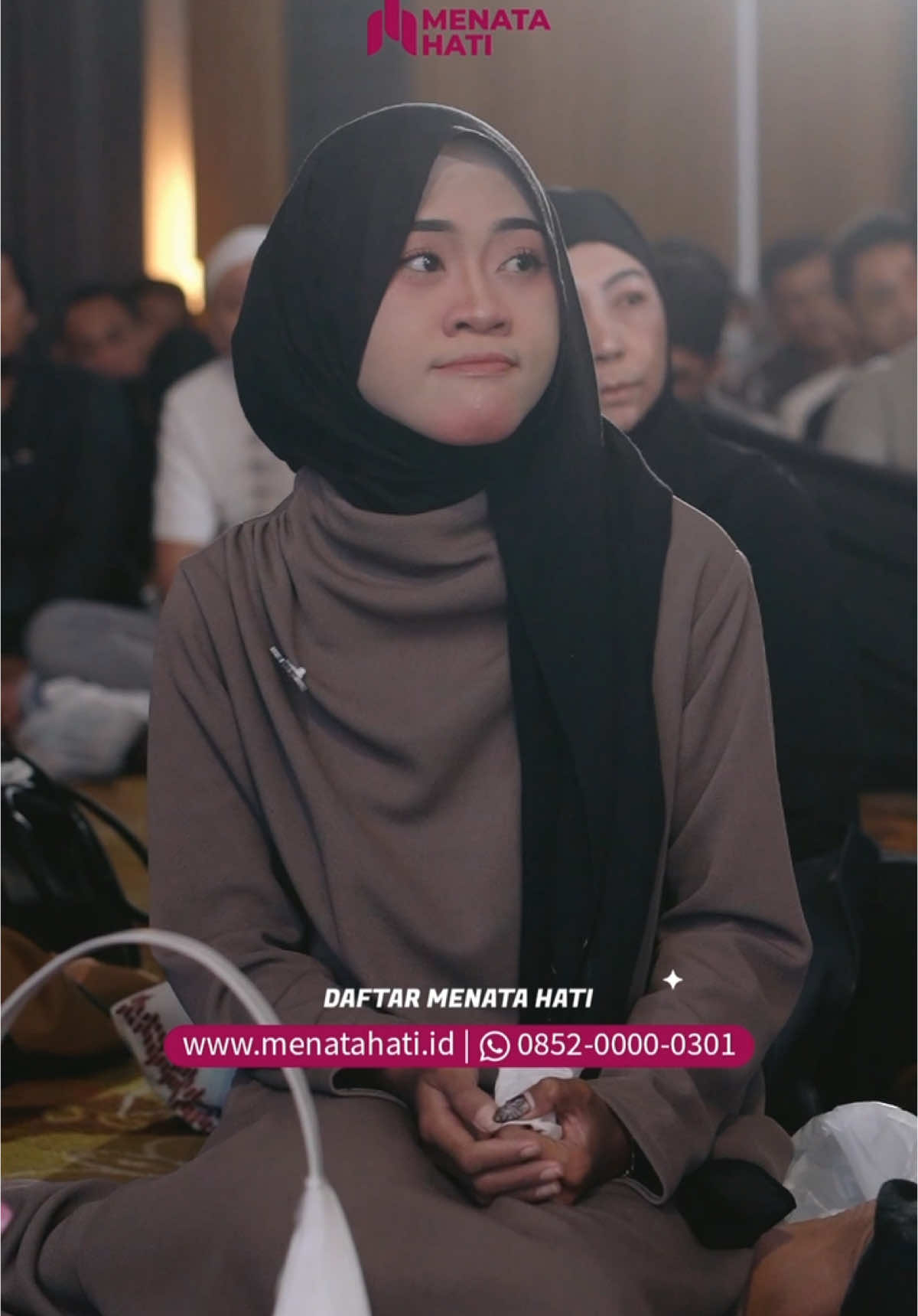 Sabar itu bukan kalah,  Tapi sabar itu cara kita bilang ke dunia, kalau “Aku lebih butuh ridho Allah daripada validasi manusia.” 🥰✨ Jangan lepasin pahala sabar cuma buat pelampiasan sesaat yaa Dear🤗 Yuk, tenangin hatinya-!! ___________________________ JADWAL EVENT MENATA HATI SELANJUTNYA : Serang = 27 Juli Palembang = 03 Agustus Pekanbaru = 10 Agustus  Medan = 14 September  Makassar = 21 September  Umroh Menata Hati = 18 Oktober Daftar yuk!  Klik link di bio yaaa😉 #menatahati #ahilmanfauzi #ustadzhilmanfauzi #menatahatimedan #menatahatimalang #menatahatiserang #menatahatipalembang #menatahatipekanbaru #umrohbarengmenatahati 