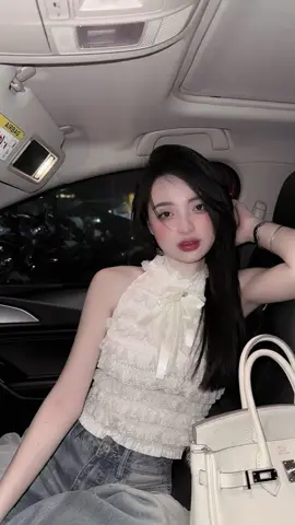 Thế còn anh thì sao ? Có chỉ nghĩ về em trước khi đi ngủ không? Có cảm thấy chán ghét những cô gái ngoài kia vì đó không phải là em không ? Có viết cho em cả nghìn lá thư mà không dám gửi đi không? Có ghim em lên thanh tìm kiểm, hễ rảnh là vào xem phần đăng lại xem hôm nay em nghĩ gì không ? Có xem phim em thích, nghe nhạc em nghe. Có thồn thức mỗi khi thấy chấm xanh của em ? Có nhung nhớ khi mà em rời đi khỏi cuộc sống của anh không? Có mơ thấy em, có vì em mà xoá đi mọi cô gái xung quanh anh như cách em xoá những gã theo đuổi em vì anh không ? Có dõng dạc nói với người khác rằng anh đã yêu em rồi không ? Thế còn anh thì sao Anh có nhớ em không