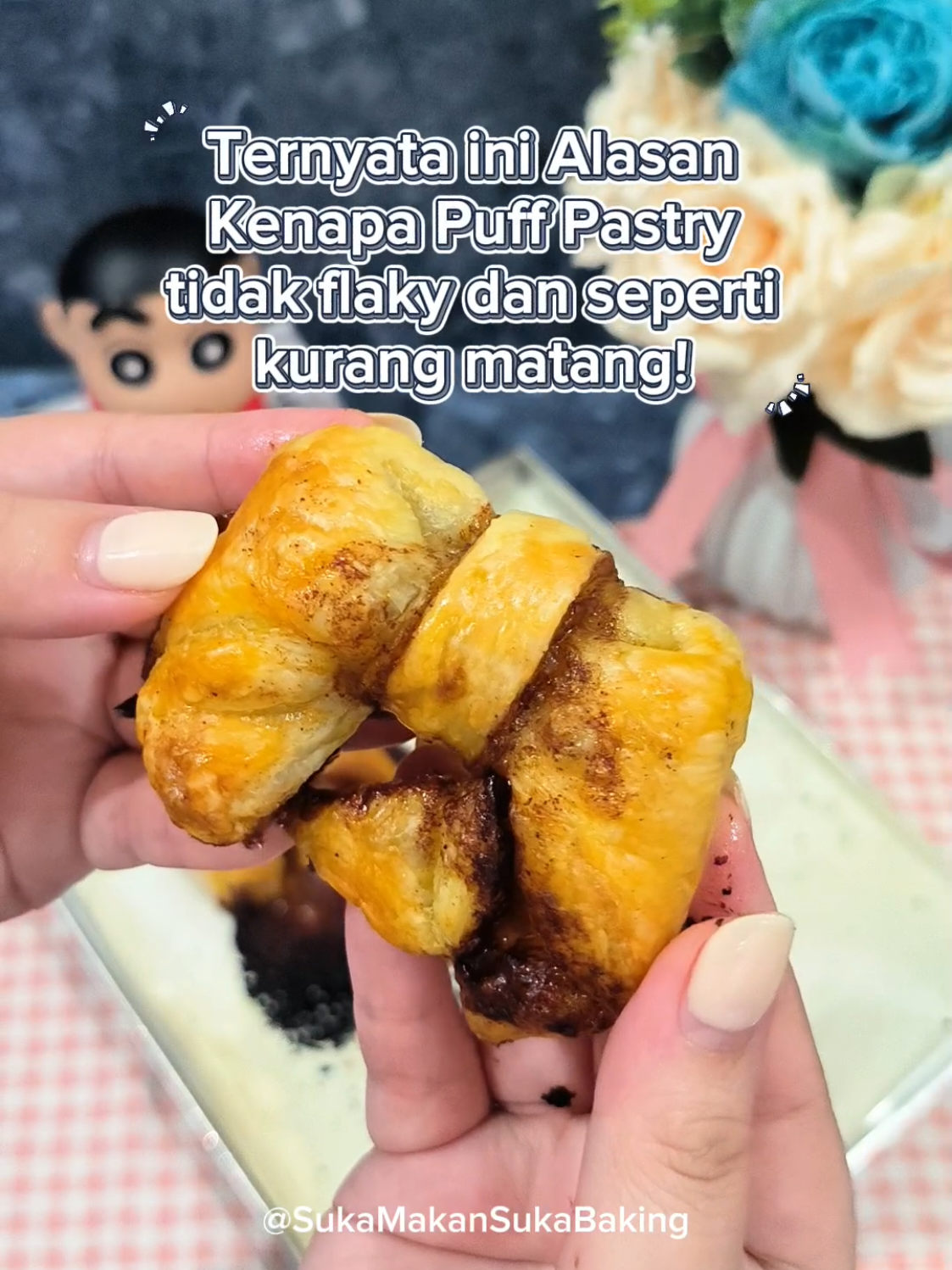 suka baking bukan berarti jago baking yagesya wkwkw 🤣 oiya btw yg nanya soal suhu pastry  sebelum di oven itu, aku udh coba searching dulu sebelumnya kenapa ditengahnya kadang suka kayak ga mateng gitu, ternyata memang harus dalam keadaan dingin. (sorry aku lupa nama akunnya, karna aku searchingnya ga cuma dr 1 sumber) dan setelah bikin video ini aku coba bikin lg (tapi ga di videoin) dengan adonan yg sama (pakai sisaan potongan pastry nya) tp sebelum di oven aku masukin freezer dlu 10 menitan dan hasilnya memang bagus, teksturnya flaky dan gaada adonan yg keliatan ga mateng di tengahnya, dengan oven, suhu, dan waktu yg sama yaitu 200°C api atas bawah 15 menit. meski jadinya gagal, ini rasanya enak banget, ngebentuk pitanya jg gampang bgt, cuma isiannya jg jangan kebanyakan kaya aku ya wkwkw nnti gulanya mencair jd luber next bikin apalagi ya? #resepsimple #puffpastry #pastry #cinnamonrolls #cinnamonroll 