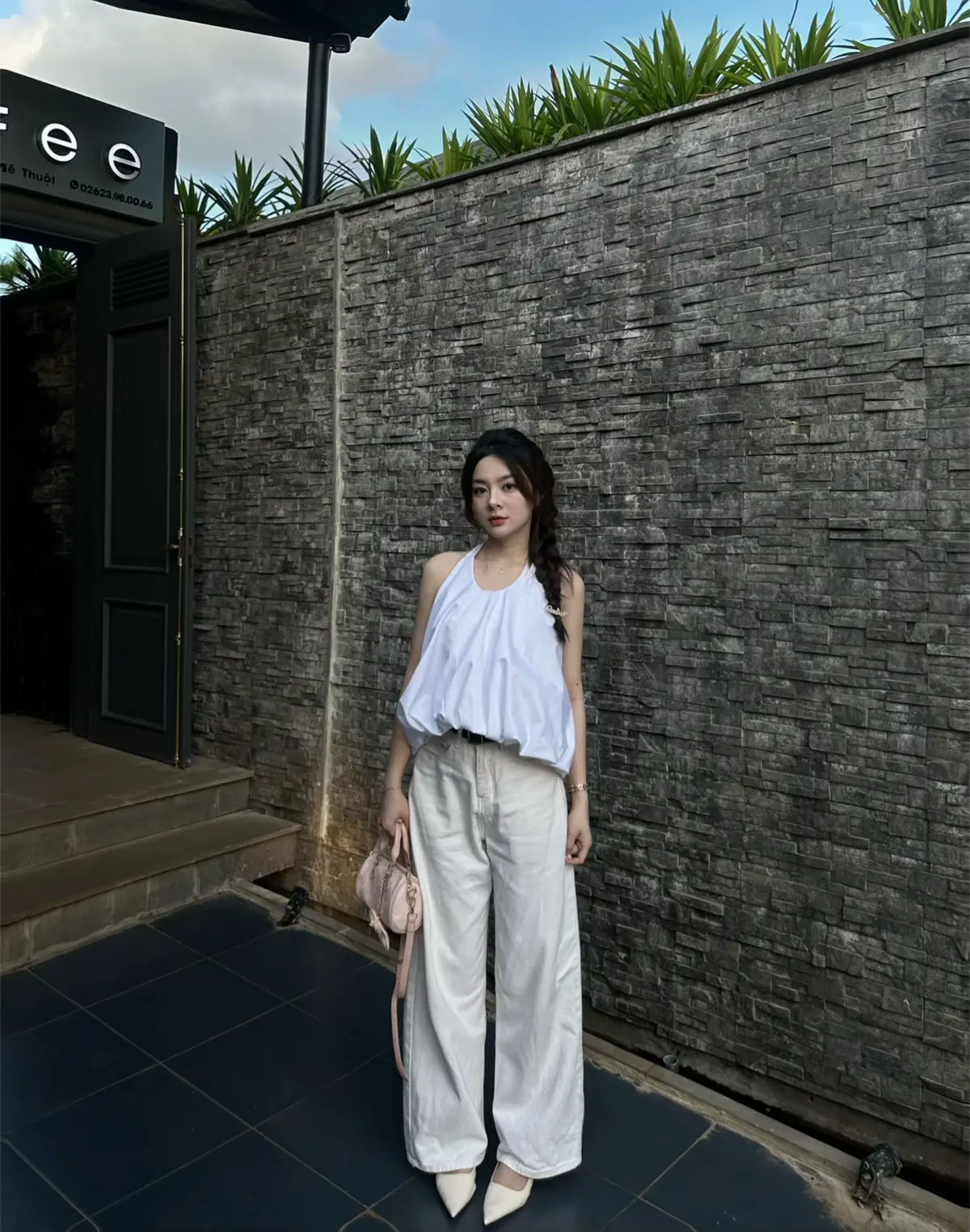 Thế giới này không thiếu người nhìn thấy em. Nhưng thiếu người thật sự nhận ra và thấu hiểu .. 