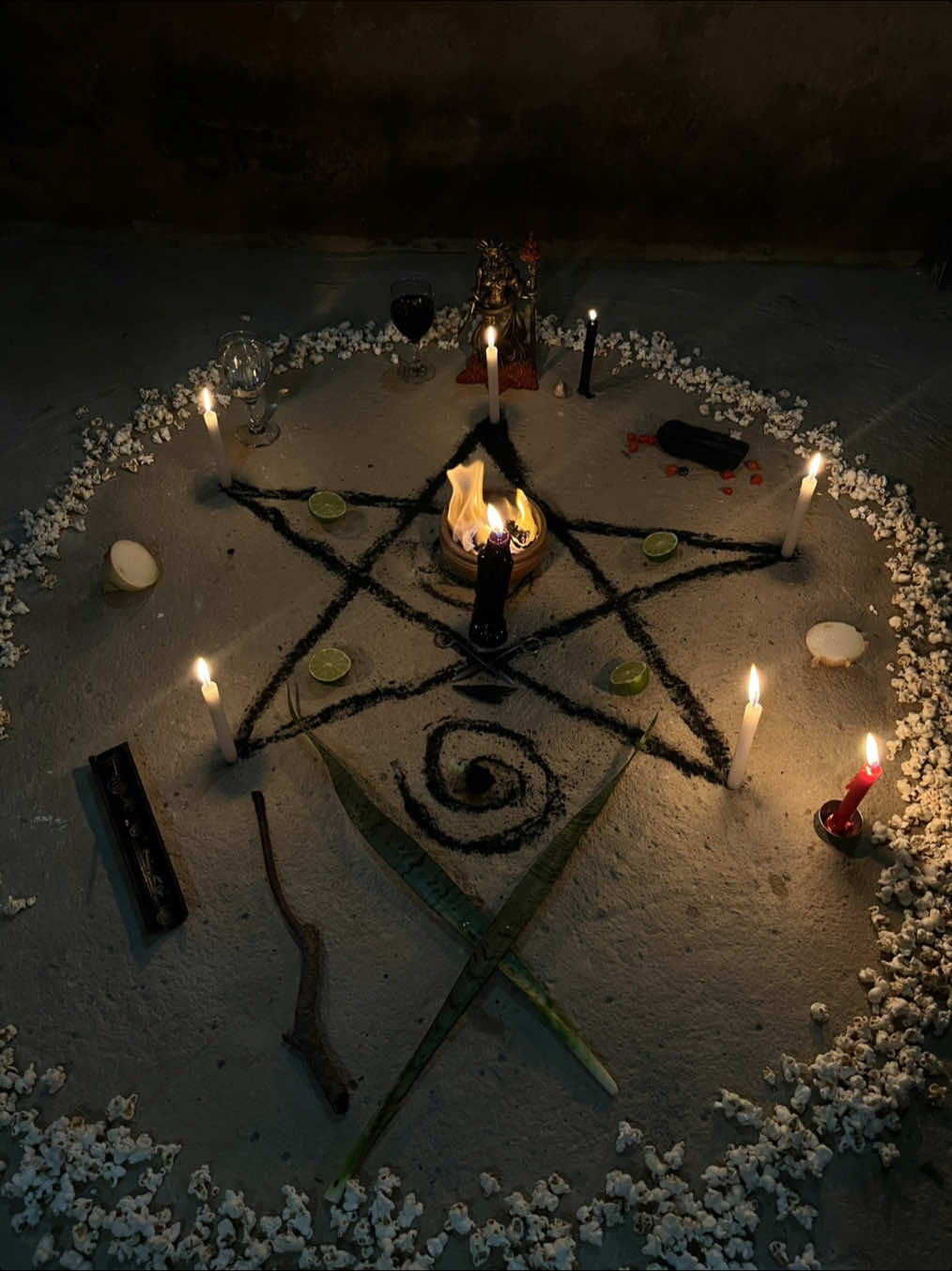 Ritual feito com Hécate para  banir energias negativas e demandas lançadas! #hekate #fyp #foryou #bruxaria #bruxa 