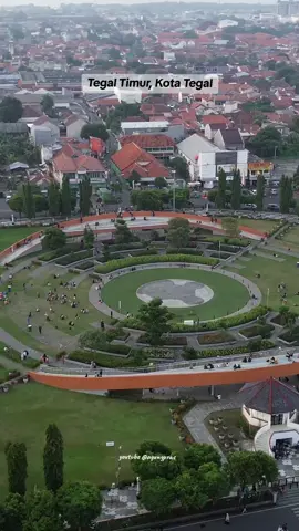 Kota Tegal makin keren 👍, terakhir kesini tahun 2017 an masih belum tertata serapi dan sebagus ini. Saat ini kurangnya cuma PKL di sepanjang jalan antara Alun2 - Stasiun kalau bisa di tata biar rapi. 📌 Alun2 Kota Tegal, Mangkukusuman, Tegal Timur, Kota Tegal, Jawa Tengah . #dronevideo #suasanadesa #tegallakalaka #tegal #kampunghalaman 