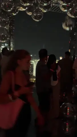 What other observation deck has a room like this? Both 40-year-old me and 10-year-old me find thus fascinating, delightful, and cathartic. #fyp #foryourpage #newyork #nyc #newyorkcity #manhattan #skyline #onevanderbilt #summitonevanderbilt #summit #observatory #observationdeck #balls #air #bouncingball #views #night