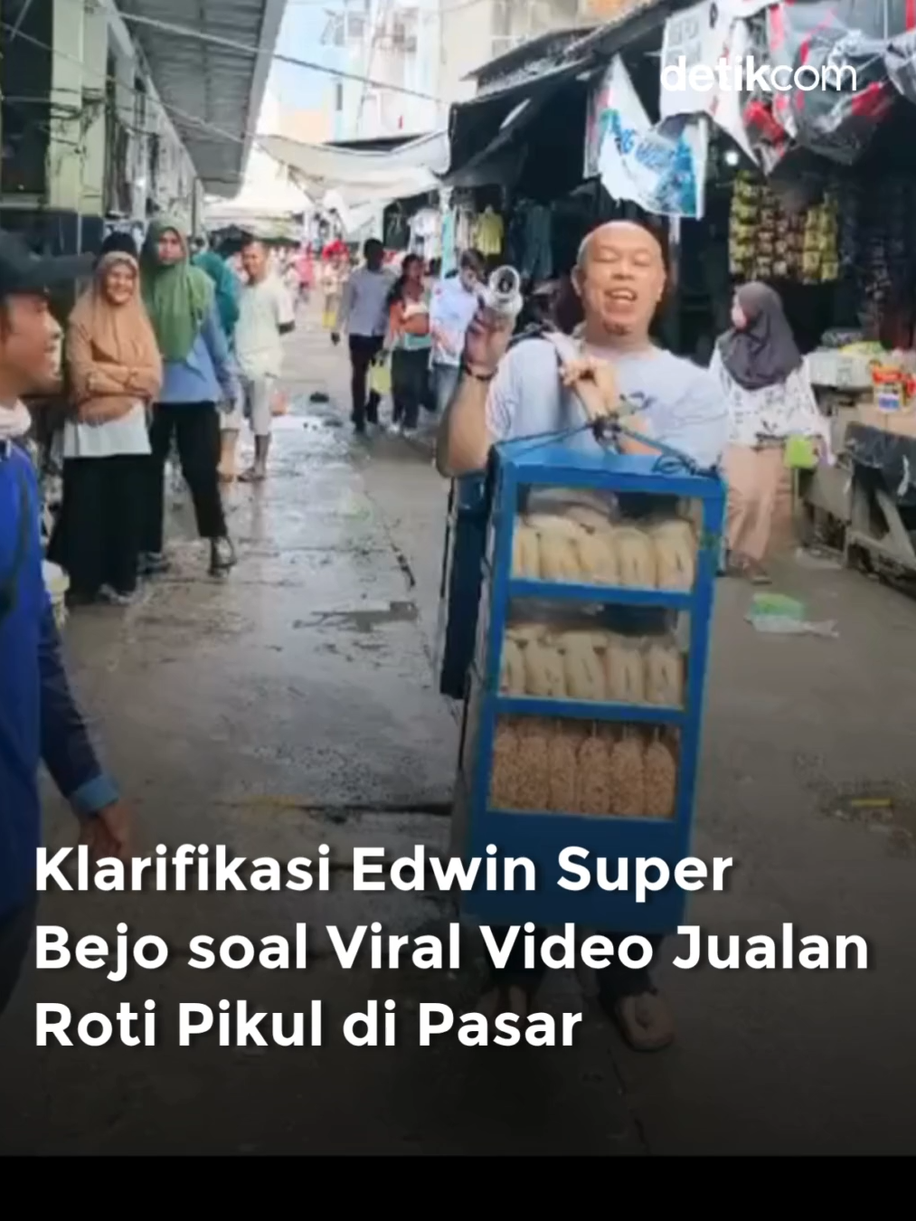 Sosok presenter dan aktor Teuku Edwin Super Bejo, atau yang akrab disapa Edwin Super Bejo menjadi perbincangan hangat di media sosial. Video yang memperlihatkan dirinya memikul dagangan roti di sebuah pasar mendadak viral dan membuat banyak orang penasaran dengan nasibnya kini. Edwin menjelaskan video tersebut bukan konten yang sengaja dibuatnya. Video itu juga justru dikeluarkan oleh orang lain. 