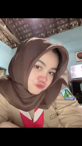 Resep Menu Capcay Kuah Bahan:  1 buah sosis besar 1 butir telur ayam 1 buah wortel 1 buah sawi putih 1 buah bunga kol 1 Batang daun bawangn 5 siung bawang merah 3 siung bawang putih 2 biji cabai merah besar 5 biji cabai rawit 1 buah tomat kecil Garam, gula, lada bubuk, kaldu jamur, air, dan minyak secukupnya  Cara membuat: Potong semua sayur dan sosis sesuai selera.  Tumis semua bumbu, kemudian masukan telur ayam dengan di orak-arik.  Tambahkan air, lalu masukan semua sayur dan sosis. Aduk hingga matang dan capcay kuah siap disajikan. 