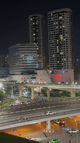 Đi 2 lần đến quán đông quá nên quay về, lần 3 hữu duyên được ngắm view tàu điện chạy qua, nước uống cũng okela nữa✨✨✨#hanoivedem❤️ #taudiencatlinhhadong 
