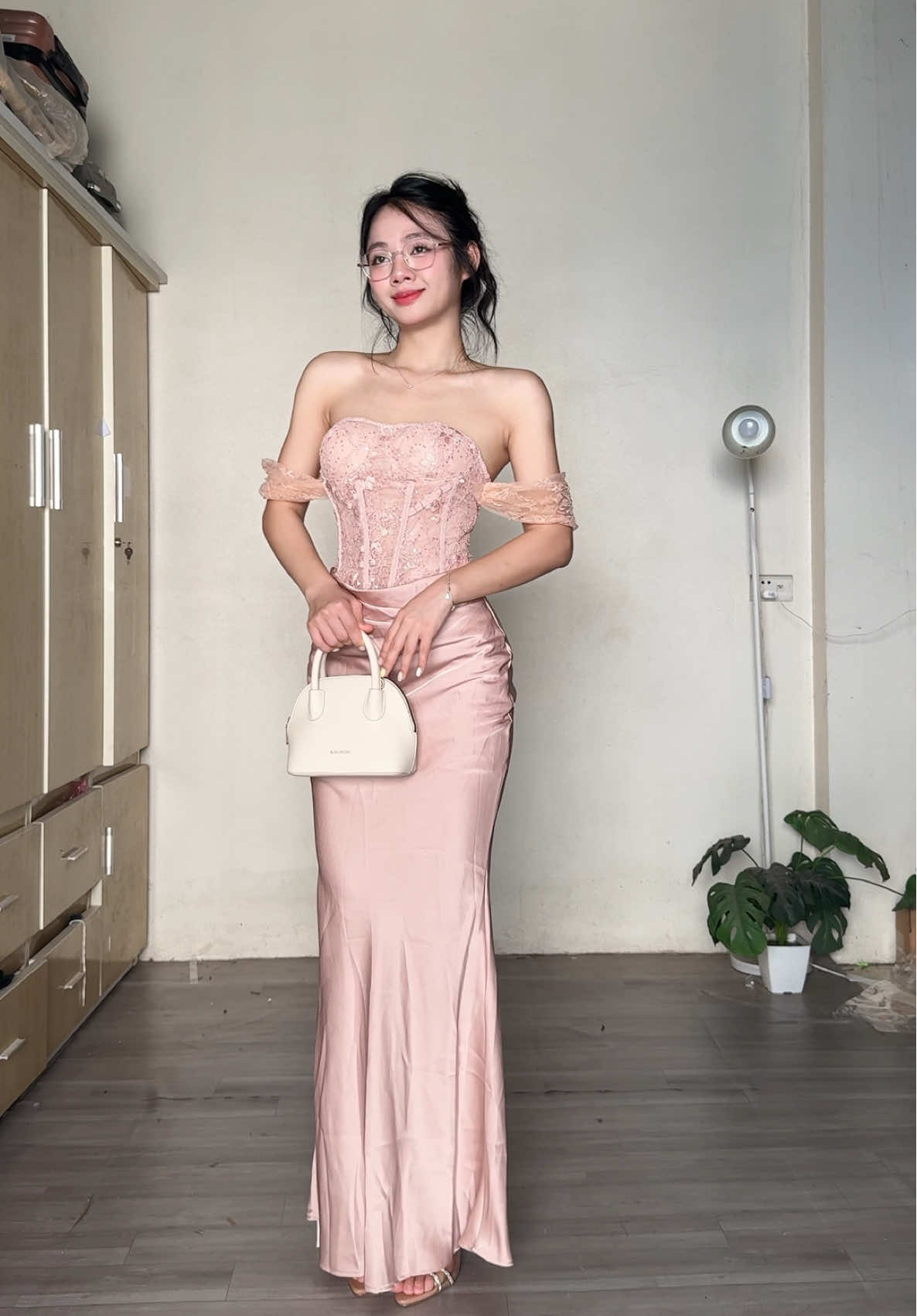 Ta nói đẹp quá ư là đẹp nên phải lên vội video cho mí bà thích đầm đi tiệc đâyyyy còn chưa kịp là váy lun mà đẹp cỡ này #viral #vayxinh #xuhuong #met5tem #myoutfit #vayditiec #outfit 
