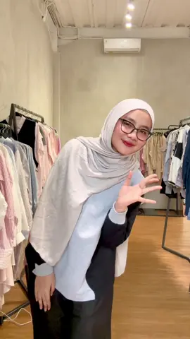 Gemesin banget gak sih?!💖 Outfit berbahan babyterry yang super lembut, adem, dan nyaman dipakai seharian. Look-nya lucu tapi tetap simpel, cocok buat kamu yang suka tampil effortless tapi tetap standout! 