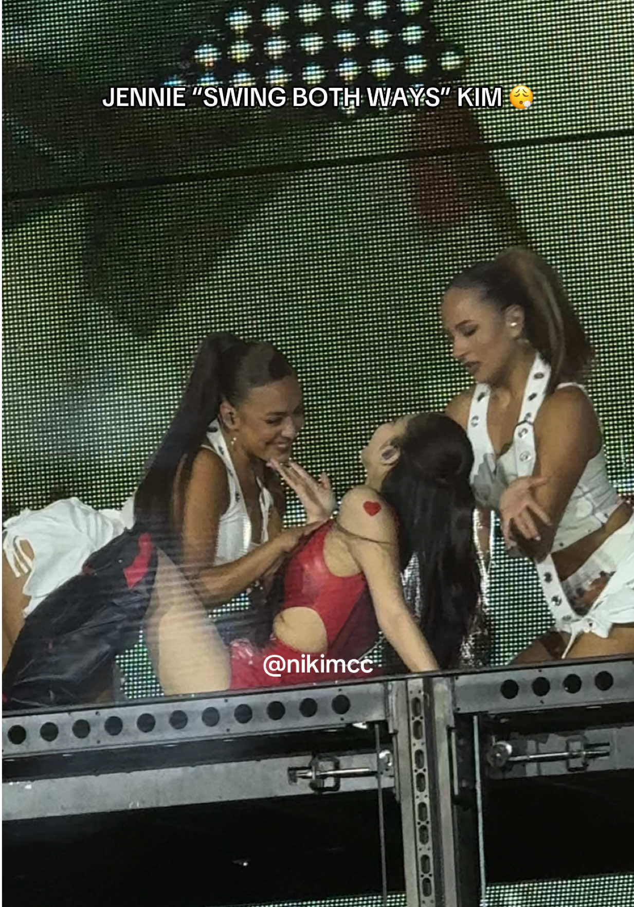 Jennie really said “make you wanna swing both ways” 🙂‍↕️ @blackpinkofficial @JENNIE #jennie #jenniekim #blackpink #jenniefancam #lgbtq #jennierubyjane #deadline #deadlinetour #blackpinkdeadline #jennieblackpink 